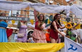 studenci w kolorowych przebraniach podczas żakinady