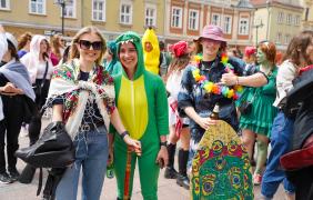 studenci w kolorowych przebraniach podczas żakinady