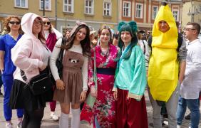 studenci w kolorowych przebraniach podczas żakinady