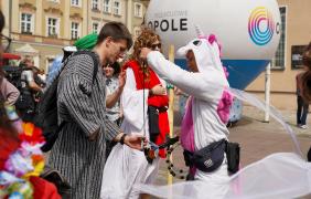 studenci w kolorowych przebraniach podczas żakinady
