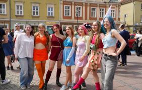 studenci w kolorowych przebraniach podczas żakinady
