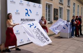 studentki na scenie z flagami politechniki opolskiej
