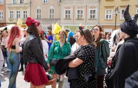 studenci w kolorowych przebraniach podczas żakinady