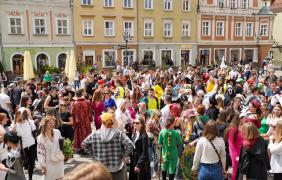 studenci w kolorowych przebraniach podczas żakinady