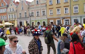 studenci podczas tańczenia belgijki