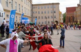 studenci podczas tańczenia belgijki
