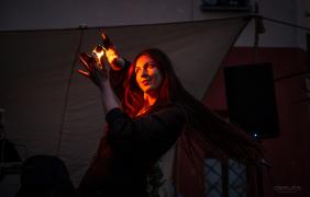 spektakl i pokaz ogniowy podczas świeta wojciechowego