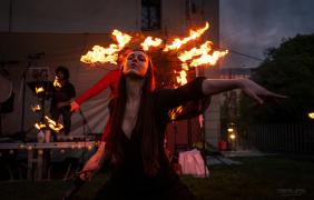 spektakl i pokaz ogniowy podczas świeta wojciechowego