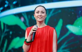 występ artystki na scenie podczas koncertu debiutów