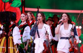 występ śpiewających artystów na scenie podczas koncertu debiutów