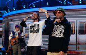artyści podczas koncertu hip hop