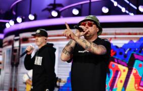 artyści podczas koncertu hip hop