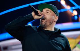artyści podczas koncertu hip hop