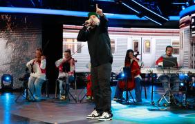 artyści podczas koncertu hip hop