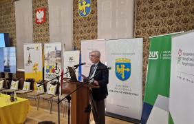 Prof. UAM dr hab. Jarosław Liberek mówi do mikrofonu