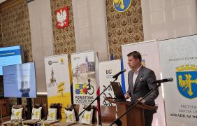Prezydent Miasta Opola Arkadiusz Wiśniewski przemawia do mikrofonu
