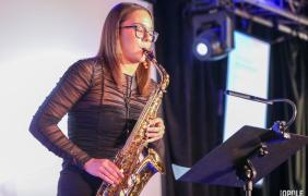 kobieta grająca na saksofonie