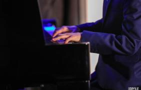 zbliżenie na ręce grające na pianinie