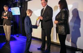 wręczanie stypendium uczniowi