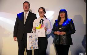 zdjęcie stypendystki z prezydentem Maciejem Wujcem i Panią Magdaleną Matyjaszek naczelnik Wydziału Kultury