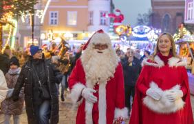 mikołaj i pani mikołajowa na rynku