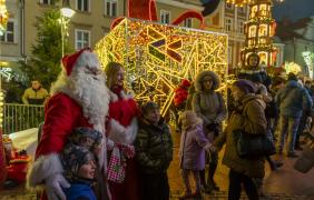 mikołaj i pani mikołajowa na rynku