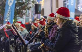 orkiestra w czapkach mikołajowych