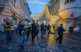 ludzie przy świątecznej iluminacji 