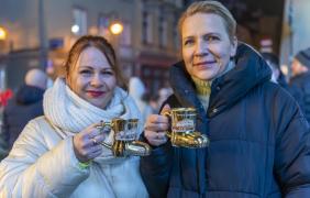 uczestnicy jarmarku z grzanym winem