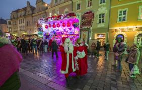 mikołaj i pani mikołajowa na rynku