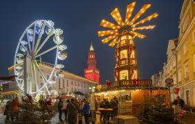 Koło młyńskie, wiatrak, rynek pełen ludzi