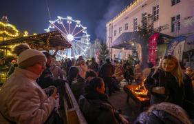 koło młyńskie i goście jarmarku na Rynku