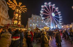 koło młyńskie i goście jarmarku na Rynku