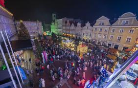 koło młyńskie i goście jarmarku na Rynku zdjęcie z lotu ptaka