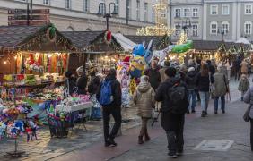ludzie między stoiskami na jarmarku