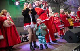 zdjęcie przedstawiające Mikołajów i uczestników wydarzenia na scenie 