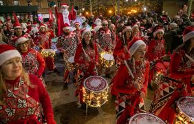 zdjęcie zespołu Batala podczas marszu mikołajów