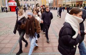 pary tańczące poloneza na rynku