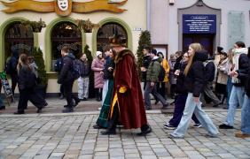 pary tańczące poloneza na rynku