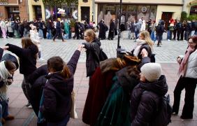 pary tańczące poloneza na rynku