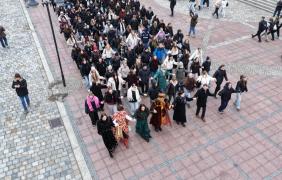 pary tańczące poloneza na rynku, zdjęcie dronowe