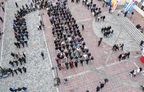 pary tańczące poloneza na rynku, zdjęcie dronowe