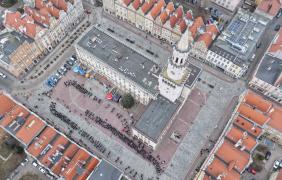 pary tańczące poloneza na rynku, zdjęcie dronowe