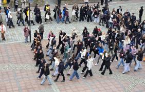 pary tańczące poloneza na rynku, zdjęcie dronowe