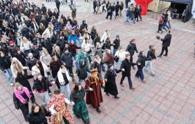 pary tańczące poloneza na rynku, zdjęcie dronowe