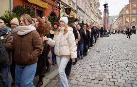 pary tańczące poloneza na rynku