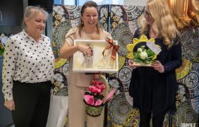 osoby z dyplomami gratulacje
