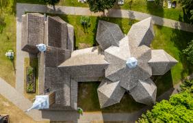 kościół św. Anny w Oleśnie z lotu ptaka