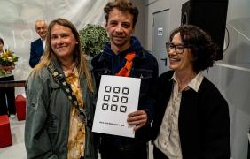 dwie kobiety usmiechnięte i mężczyzna z teczką