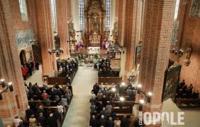 kościół, uroczystości pogrzebowe, wierni ubrani na czarno
